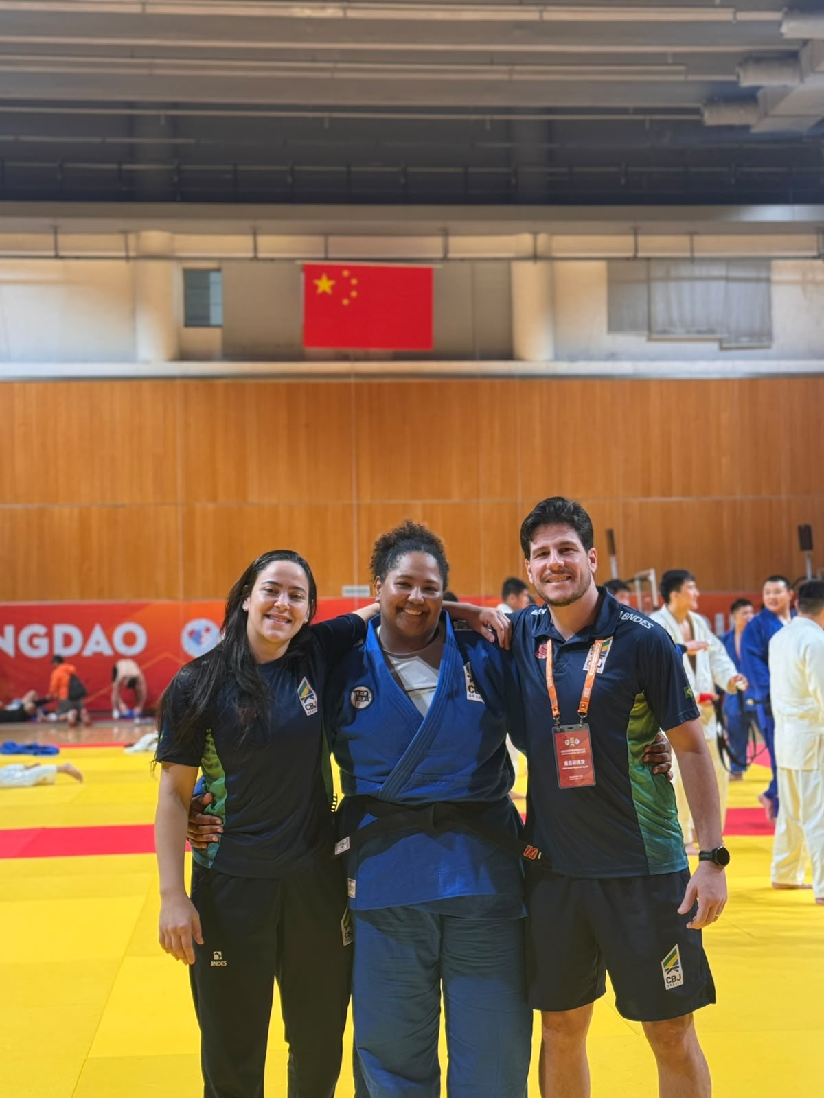 Dr. Rúbio Arruda com a equipe médica e atleta da Seleção