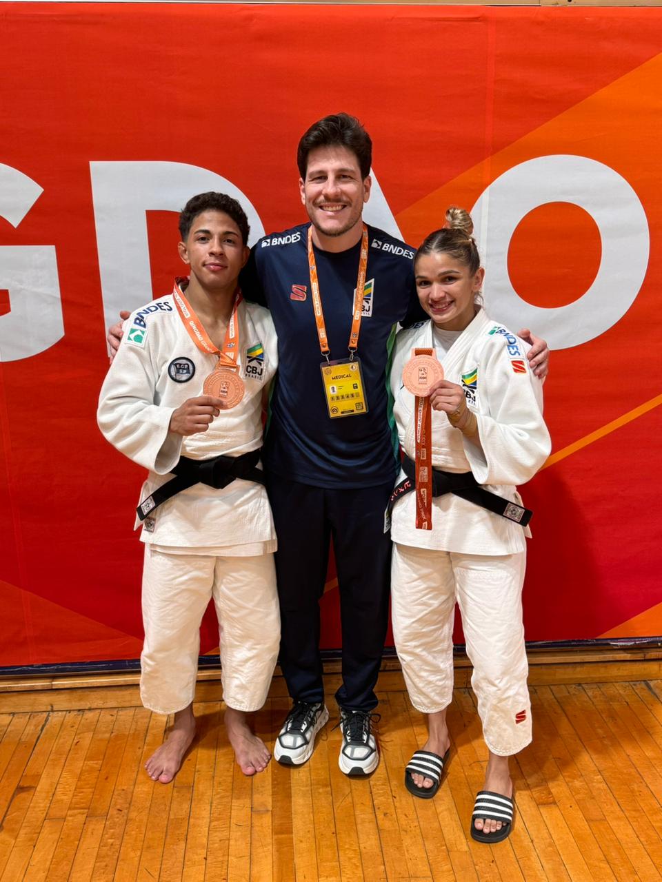 Dr. Rúbio Arruda com atletas medalhistas de Judô